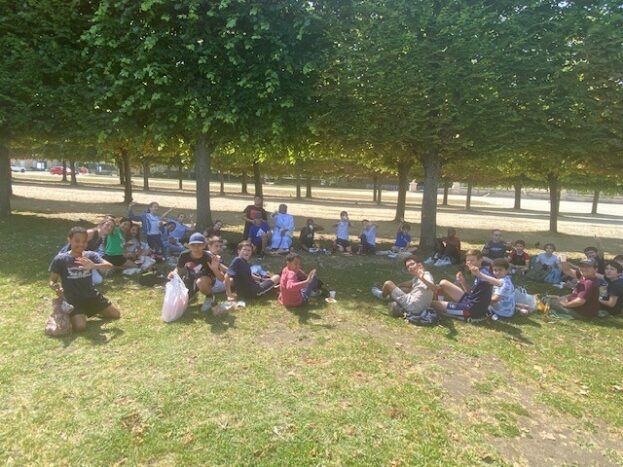 Parents et enfants sur le terrain de sport